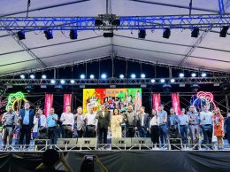 วันศุกร์ที่ 29 กันยายน 2566 เวลา 20.00 น. นายจิตรกร เผด็จศึก ประธานหอการค้าฯ นายวสันต์ ศิรินภารัตน์ รองประธาน ร่วมเป็นเกียรติในพิธีเปิดงาน เทศกาลดนตรี อาหารอร่อย และของดี ณ ลานอเนกประสงค์หน้าอาคารศูนย์การค้าโรบินสันไลฟ์สไตล์ ฉะเชิงเทรา