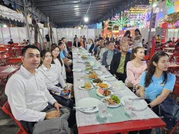 วันศุกร์ที่ 29 กันยายน 2566 เวลา 20.00 น. นายจิตรกร เผด็จศึก ประธานหอการค้าฯ นายวสันต์ ศิรินภารัตน์ รองประธาน ร่วมเป็นเกียรติในพิธีเปิดงาน เทศกาลดนตรี อาหารอร่อย และของดี ณ ลานอเนกประสงค์หน้าอาคารศูนย์การค้าโรบินสันไลฟ์สไตล์ ฉะเชิงเทรา