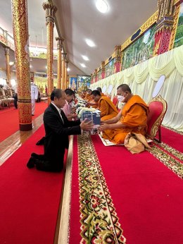 ประธานหอการค้าจังหวัดฉะเชิงเทรา พร้อมคณะ มอบกระเช้าเพื่อถวายมุทิตาสักการะแสดงความยินดี พระครูโชติพัฒนากร เจ้าคณะอำเภอเมืองฉะเชิงเทรา ในโอกาสพระบาทสมเด็จพระเจ้าอยู่หัว ทรพระกรุณาโปรดพระราชทานเลื่อนสมณศักดิ์ เป็นพระครูสัญญาบัตร เจ้าคณะอำเภอชั้นพิเศษ ในราชทิ