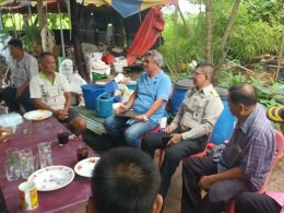 วันที่ 5 ตุลาคม 2566 นายจอมพงษ์ ชูทับทิมเลขาธิการหอการค้า ลงพื้นที่ แนะนำการเลี้ยงไก่ไข่เพื่อเพิ่มรายได้ หาแนวทางการหาตลาดการค้าขายไข่ไก่ และแนะนำการจัดตั้งวิสาหกิจชุมชน แก่องค์กรทหารผ่านศึก ตำบลบางเกลือ อำเภอบางปะกง จังหวัดฉะเชิงเทรา