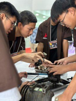 หอการค้าจังหวัดฉะเชิงเทราร่วมกับ Follow your dream ได้มีการส่งเสริมให้นักเรียนได้มีการเรียนรู้นอกโรงเรียน ได้เรียนรู้กับสถานการณ์จริง เท่าทันเทคโนโลยีใหม่และสายอาชีพต่างๆ เพื่อเป็นส่วนหนึ่งในการสร้างฝันและการวางแผนการศึกษาต่อให้ตรงต่อความต้องการของแต่ละบุ