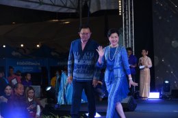 วันจันทร์ที่ 4 ธันวาคม 2566 เวลา 19.00 น. ดร.จิตรกร เผด็จศึก ประธานหอการค้า  และ นางสาวศศิธร เผด็จศึก สมาชิกYEC Chachoengsao ผู้ประกอบการรุ่นใหม่ เดินแบบในนามหอการค้าจังหวัดฉะเชิงเทรา พร้อมด้วยหน่วยงาน/องค์กรต่างๆ ร่วมงานเดินแบบผ้าไทยการกุศล (ผ้าไทยใส่ให้