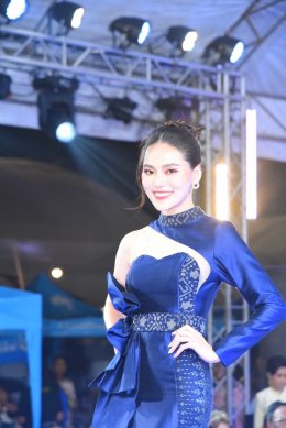 วันจันทร์ที่ 4 ธันวาคม 2566 เวลา 19.00 น. ดร.จิตรกร เผด็จศึก ประธานหอการค้า  และ นางสาวศศิธร เผด็จศึก สมาชิกYEC Chachoengsao ผู้ประกอบการรุ่นใหม่ เดินแบบในนามหอการค้าจังหวัดฉะเชิงเทรา พร้อมด้วยหน่วยงาน/องค์กรต่างๆ ร่วมงานเดินแบบผ้าไทยการกุศล (ผ้าไทยใส่ให้