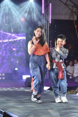 วันจันทร์ที่ 4 ธันวาคม 2566 เวลา 19.00 น. ดร.จิตรกร เผด็จศึก ประธานหอการค้า  และ นางสาวศศิธร เผด็จศึก สมาชิกYEC Chachoengsao ผู้ประกอบการรุ่นใหม่ เดินแบบในนามหอการค้าจังหวัดฉะเชิงเทรา พร้อมด้วยหน่วยงาน/องค์กรต่างๆ ร่วมงานเดินแบบผ้าไทยการกุศล (ผ้าไทยใส่ให้