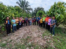 นายจอมพงษ์ ชูทับทิม เลขาธิการหอการค้าร่วมลงพื้นที่เพื่อคัดเรียกหมู่บ้านต้นแบบหมู่บ้านต้นแบบการน้อมนำแนวพระราชดำริไปประยุกต์ใช้ตามโครงการ 9 ,10 ปฏิบัติบูชา สืบสาน รักษา ต่อยอด เพื่อพัฒนาชุมชนประจำปี 2567ในวันพุธที่ 27 มีนาคม 2567 เวลา 09.00 น ณ วิสาหกิจชุม