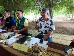 นายจอมพงษ์ ชูทับทิม เลขาธิการหอการค้าร่วมลงพื้นที่เพื่อคัดเรียกหมู่บ้านต้นแบบหมู่บ้านต้นแบบการน้อมนำแนวพระราชดำริไปประยุกต์ใช้ตามโครงการ 9 ,10 ปฏิบัติบูชา สืบสาน รักษา ต่อยอด เพื่อพัฒนาชุมชนประจำปี 2567ในวันพุธที่ 27 มีนาคม 2567 เวลา 09.00 น ณ วิสาหกิจชุม