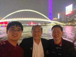 ดร.จิตรกร เผด็จศึก ประธานหอการค้าจังหวัดฉะเชิงเทรา ศึกษาดูงานด้านการท่องเที่ยวทางน้ำ โดยการล่องเรือท่องเที่ยวยามคำคืนที่ประดับด้วยแสงสีตระการตา พร้อมการสร้างท่าเทียบเรือที่ทันสมัยและมีความปลอดภัย ที่เมืองกวางโจว สาธารณรัฐประชาชนจีน เพื่อนำมาใช้ในการพัฒนาก