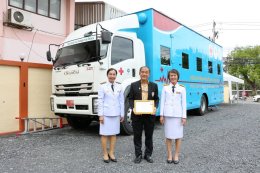 ดร.จิตรกร เผด็จศึก ประธานหอกการค้าจังหวัดฉะเชิงเทรา และคณะกรรมการ ร่วมพิธี "รับมอบรถบริจาคโลหิตเคลื่อนที่พร้อมครุภัณฑ์การแพทย์แบบชั้นเดียว" เมื่อวันอังคารที่ 21 พฤษภาคม 2567 เวลา 16.00  16.30 น. ณ ลานจอดรถอาคารศูนย์แพทยศาสตรศึกษาชั้นคลินิก โรงพย