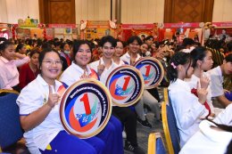 ดร. จิตรกรเผด็จศึก ประธานหอการค้าฯ รับเกียรติบัตรที่ให้การสนับสนุนโครงการ TO BE NUMBER ONE จังหวัดฉะเชิงเทรา ในงานมหกรรมรวมพลสมาชิกสมาชิก TO BE NUMBER ONE จังหวัดฉะเชิงเทรา ประจำปี 2567 วันพฤหัสบดีที่ 29 สิงหาคม 2567 เวลา 09.00 น. ณ ห้องเทพราช โรงแรมซันธา