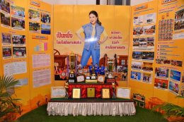 ดร. จิตรกรเผด็จศึก ประธานหอการค้าฯ รับเกียรติบัตรที่ให้การสนับสนุนโครงการ TO BE NUMBER ONE จังหวัดฉะเชิงเทรา ในงานมหกรรมรวมพลสมาชิกสมาชิก TO BE NUMBER ONE จังหวัดฉะเชิงเทรา ประจำปี 2567 วันพฤหัสบดีที่ 29 สิงหาคม 2567 เวลา 09.00 น. ณ ห้องเทพราช โรงแรมซันธา