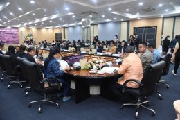 วันพุธที่ 31 มกราคม 2567 เวลา 09:30 น นายจิตรกร เผด็จศึก ประธานหอการค้าฯ ร่วมประชุมคณะกรรมการร่วมภาครัฐและเอกชนเพื่อแก้ไขปัญหาทางเศรษฐกิจกลุ่มจังหวัดภาคตะวันออก 1 (กรอ.กลุ่มจังหวัดภาคตะวันออก 1) ครั้งที่ 2/2567 ณ ห้องประชุมเจ้าเสวยชั้น 4 อาคารราชนครินทร์ 