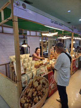 วันพฤหัสบดีที่ 29 กุมภาพันธ์ 2567 เวลา 15.00 น. นายจอมพงษ์ ชูทับทิม เลขาธิการหอการค้าฯ และนางสาวชนากานต์ สิงห์สมุทร เลขาธิการ YEC ร่วมพิธีเปิดงานแสดงและจำหน่ายสินค้าเกษตร และเกษตรแปรรูปคุณภาพ เพื่อคนรักสุขภาพภายใต้ชื่องาน "8 Riew Good Fair Shop Fin ก