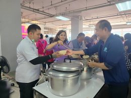 หอการค้าจังหวัดฉะเชิงเทรา ร่วมกิจกรรมจัดอาหารและไอศครีมเลี้ยงประชาชน และผู้มาใช้บริการโรงพยาบาลพุทธโสธร ถวายเป็นพระราชกุศลเนื่องในวันคล้ายวันพระราชสมภพ สมเด็จพระกนิษฐาธิราชเจ้า กรมสมเด็จพระเทพรัตนราชสุดา ฯ สยามบรมราชกุมารี ในวันอังคารที่ 2 เมษายน 2567 เริ