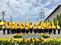 ประธานหอการค้าและคณะกรรมการ ร่วมกิจกรรมเดิน วิ่ง ปั่น ธงตราสัญลักษณ์งานเฉลิมพระเกียรติพระบาทสมเด็จพระเจ้าอยู่หัว เนื่องในโอกาสพระราชพิธีมหามงคลเฉลิมพระชนมพรรษา ๖ รอบ ๒๘ กรกฎาคม ๒๕๖๗ จุดที่ 1  เวลา 09.00 น. ประธานหอการค้าฯ ร่วมถือธงตราสัญลักษณ์ที่สะพานเทพห