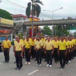 ประธานหอการค้าและคณะกรรมการ ร่วมกิจกรรมเดิน วิ่ง ปั่น ธงตราสัญลักษณ์งานเฉลิมพระเกียรติพระบาทสมเด็จพระเจ้าอยู่หัว เนื่องในโอกาสพระราชพิธีมหามงคลเฉลิมพระชนมพรรษา ๖ รอบ ๒๘ กรกฎาคม ๒๕๖๗ จุดที่ 1  เวลา 09.00 น. ประธานหอการค้าฯ ร่วมถือธงตราสัญลักษณ์ที่สะพานเทพห