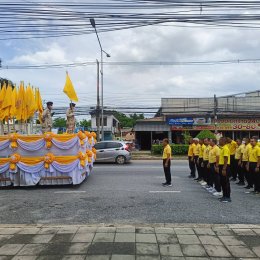 ประธานหอการค้าและคณะกรรมการ ร่วมกิจกรรมเดิน วิ่ง ปั่น ธงตราสัญลักษณ์งานเฉลิมพระเกียรติพระบาทสมเด็จพระเจ้าอยู่หัว เนื่องในโอกาสพระราชพิธีมหามงคลเฉลิมพระชนมพรรษา ๖ รอบ ๒๘ กรกฎาคม ๒๕๖๗ จุดที่ 1  เวลา 09.00 น. ประธานหอการค้าฯ ร่วมถือธงตราสัญลักษณ์ที่สะพานเทพห