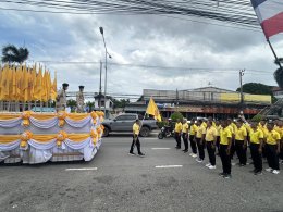 ประธานหอการค้าและคณะกรรมการ ร่วมกิจกรรมเดิน วิ่ง ปั่น ธงตราสัญลักษณ์งานเฉลิมพระเกียรติพระบาทสมเด็จพระเจ้าอยู่หัว เนื่องในโอกาสพระราชพิธีมหามงคลเฉลิมพระชนมพรรษา ๖ รอบ ๒๘ กรกฎาคม ๒๕๖๗ จุดที่ 1  เวลา 09.00 น. ประธานหอการค้าฯ ร่วมถือธงตราสัญลักษณ์ที่สะพานเทพห