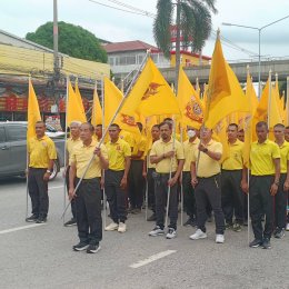 ประธานหอการค้าและคณะกรรมการ ร่วมกิจกรรมเดิน วิ่ง ปั่น ธงตราสัญลักษณ์งานเฉลิมพระเกียรติพระบาทสมเด็จพระเจ้าอยู่หัว เนื่องในโอกาสพระราชพิธีมหามงคลเฉลิมพระชนมพรรษา ๖ รอบ ๒๘ กรกฎาคม ๒๕๖๗ จุดที่ 1  เวลา 09.00 น. ประธานหอการค้าฯ ร่วมถือธงตราสัญลักษณ์ที่สะพานเทพห