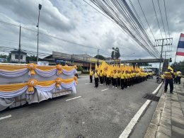 ประธานหอการค้าและคณะกรรมการ ร่วมกิจกรรมเดิน วิ่ง ปั่น ธงตราสัญลักษณ์งานเฉลิมพระเกียรติพระบาทสมเด็จพระเจ้าอยู่หัว เนื่องในโอกาสพระราชพิธีมหามงคลเฉลิมพระชนมพรรษา ๖ รอบ ๒๘ กรกฎาคม ๒๕๖๗ จุดที่ 1  เวลา 09.00 น. ประธานหอการค้าฯ ร่วมถือธงตราสัญลักษณ์ที่สะพานเทพห