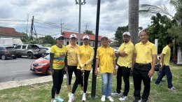 ประธานหอการค้าและคณะกรรมการ ร่วมกิจกรรมเดิน วิ่ง ปั่น ธงตราสัญลักษณ์งานเฉลิมพระเกียรติพระบาทสมเด็จพระเจ้าอยู่หัว เนื่องในโอกาสพระราชพิธีมหามงคลเฉลิมพระชนมพรรษา ๖ รอบ ๒๘ กรกฎาคม ๒๕๖๗ จุดที่ 1  เวลา 09.00 น. ประธานหอการค้าฯ ร่วมถือธงตราสัญลักษณ์ที่สะพานเทพห