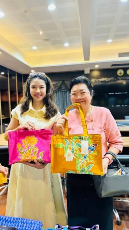 วันอังคารที่ 6 สิงหาคม 2567 เวลา 13.30 - 15.00 น. ดร.จิตรกร เผด็จศึก ประธานหอการค้าฯ และนางสาวชนากานต์ สิงห์สมุทร เลขาธิการ YEC ร่วมโครงการส่งเสริมผ้าไทยใส่ได้ทุกที่เฉลิมพระเกียรติสมเด็จพระนางเจ้าสิริกิติ์ พระบรมราชินีนาถ พระบรมราชชนนีพันปีหลวง เนื่องในวั