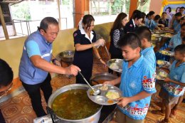 วันอังคารที่ 13 สิงหาคม 2567 เวลา 10.00 - 12.30 น. นายยุทธนา มาตเจือ รองประธานหอการค้า และนายทนงศักดิ์ ทรัพย์เฟื่องฟูกรรมการหอการค้า ร่วมเป็นเกียรติในการจัดกิจกรรมโครงการน้ำพระทัยพระราชทานส่วนภูมิภาค สภาสังคมสงเคราะห์ฯ 76 จังหวัด ประจำปี 2567 ณ โรงเรียนบ้