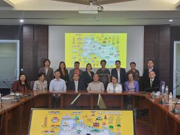 วันพุธที่ 6 พฤศจิกายน 2567 เวลา 13.00 -16.00 น ดร.จิตรกร เผด็จศึก ประธานหอการค้า และ ดร.นาฎฤดี จิตรรังสรรค์  รองประธานหอการค้า  เข้าร่วมการประชุมกับ Dr.Li Renliang  ผู้แทนเมืองฉางโจว  พร้อมด้วยผู้แทน อบจ.ฉะเชิงเทรา  ผู้แทนมหาวิทยาลัยราชภัฎราชนครินทร์ และค