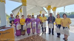 วันอังคารที่ 12 พฤศจิกายน 2567  เวลา 09.00-10.00 น. ดร. จิตกร เผด็จศึกประธานหอการค้าฯ และคณะกรรมการ ร่วมแจกข้าวกล่องจำนวน 2,000 กล่อง เพื่อให้นักเรียน นักศึกษา เจ้าหน้าที่ ที่ร่วมพิธีขบวนแห่หลวงพ่อโสธรทางบก ในงานนมัสการหลวงพ่อโสธรและงานประจำปีจังหวัดฉะเชิ