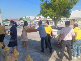 วันอังคารที่ 12 พฤศจิกายน 2567  เวลา 09.00-10.00 น. ดร. จิตกร เผด็จศึกประธานหอการค้าฯ และคณะกรรมการ ร่วมแจกข้าวกล่องจำนวน 2,000 กล่อง เพื่อให้นักเรียน นักศึกษา เจ้าหน้าที่ ที่ร่วมพิธีขบวนแห่หลวงพ่อโสธรทางบก ในงานนมัสการหลวงพ่อโสธรและงานประจำปีจังหวัดฉะเชิ