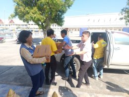 วันอังคารที่ 12 พฤศจิกายน 2567  เวลา 09.00-10.00 น. ดร. จิตกร เผด็จศึกประธานหอการค้าฯ และคณะกรรมการ ร่วมแจกข้าวกล่องจำนวน 2,000 กล่อง เพื่อให้นักเรียน นักศึกษา เจ้าหน้าที่ ที่ร่วมพิธีขบวนแห่หลวงพ่อโสธรทางบก ในงานนมัสการหลวงพ่อโสธรและงานประจำปีจังหวัดฉะเชิ