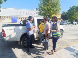 วันอังคารที่ 12 พฤศจิกายน 2567  เวลา 09.00-10.00 น. ดร. จิตกร เผด็จศึกประธานหอการค้าฯ และคณะกรรมการ ร่วมแจกข้าวกล่องจำนวน 2,000 กล่อง เพื่อให้นักเรียน นักศึกษา เจ้าหน้าที่ ที่ร่วมพิธีขบวนแห่หลวงพ่อโสธรทางบก ในงานนมัสการหลวงพ่อโสธรและงานประจำปีจังหวัดฉะเชิ