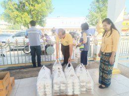 วันอังคารที่ 12 พฤศจิกายน 2567  เวลา 09.00-10.00 น. ดร. จิตกร เผด็จศึกประธานหอการค้าฯ และคณะกรรมการ ร่วมแจกข้าวกล่องจำนวน 2,000 กล่อง เพื่อให้นักเรียน นักศึกษา เจ้าหน้าที่ ที่ร่วมพิธีขบวนแห่หลวงพ่อโสธรทางบก ในงานนมัสการหลวงพ่อโสธรและงานประจำปีจังหวัดฉะเชิ