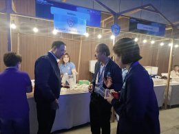 วันศุกร์ที่ 22 พฤศจิกายน 2567 เวลา 18.00 -21.00 น. หอการค้าจังหวัดฉะเชิงเทรา ร่วมงานเลี้ยงต้อนรับผู้เข้าร่วมสัมมนาหอการค้าทั่วประเทศ ครั้งที่ 42 ณ  NICE HALL 2-3 ณ สวนนงนุช พัทยา และร่วมออกบูธ ขนมของดี ของฝากจังหวัดฉะเชิงเทรา จำนวน 500 ชิ้น แจกผู้เข้าร่วม