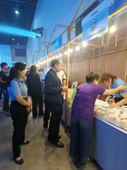 วันศุกร์ที่ 22 พฤศจิกายน 2567 เวลา 18.00 -21.00 น. หอการค้าจังหวัดฉะเชิงเทรา ร่วมงานเลี้ยงต้อนรับผู้เข้าร่วมสัมมนาหอการค้าทั่วประเทศ ครั้งที่ 42 ณ  NICE HALL 2-3 ณ สวนนงนุช พัทยา และร่วมออกบูธ ขนมของดี ของฝากจังหวัดฉะเชิงเทรา จำนวน 500 ชิ้น แจกผู้เข้าร่วม