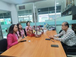 วันอังคารที่ 7 มกราคม 2568 เวลา 09.00 น นางอรสา หนูกระแสร์ ผู้อำนวยการเขตธนาคารออมสิน สาขาฉะเชิงเทรา เข้าพบเพื่อแนะนำตัว และสวัสดีปีใหม่ ดร. จิตกร เผด็จศึก ประธานหอการค้าฯ ณ สำนักงานหอการค้าจังหวัดฉะเชิงเทรา