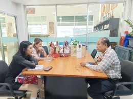 วันอังคารที่ 7 มกราคม 2568 เวลา 09.40 น. ดร.วารีรัตน์ อัครธรรมสมาชิกหอการค้า สวัสดีปีใหม่ ดร. จิตกร เผด็จศึก ประธานหอการค้า ฯ ณ สำนักงานหอการค้าจังหวัดฉะเชิงเทรา