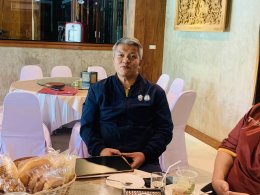 วันอังคารที่ 11 - วันอังคาร 12 กุมภาพันธ์ 2568 นายจอมพงษ์ ชูทับทิม เลขาธิการหอการค้า ร่วมประชุมเชิงปฏิบัติการโครงการส่งเสริมกระบวนการเครือข่ายองค์ความรู้ (Knowledge - Based OTOP : KBO) จังหวัดฉะเชิงเทรา ณ ห้องบางตลาด โรงแรมที วินเทจ ต.ท่าทองหลาง อ.บางคล้า