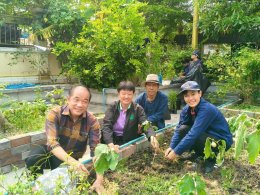 วันศุกร์ที่ 4 เมษายน 2568 เวลา 9.00 น. ดร. จิตรกรเผด็จศึกประธานอาวุโสนายยุทธนามาดเจือประธานหอการค้า ร่วมการดำเนินงานโครงการ "วัดโสธรฯ มีรักปลูกผักแบ่งปัน" ณ แปลงผัก วัดโสธรรวราม วรวิหาร อ.เมืองฉะเชิงเทรา จ.ฉะเชิงเทรา