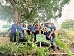 วันศุกร์ที่ 4 เมษายน 2568 เวลา 9.00 น. ดร. จิตรกรเผด็จศึกประธานอาวุโสนายยุทธนามาดเจือประธานหอการค้า ร่วมการดำเนินงานโครงการ "วัดโสธรฯ มีรักปลูกผักแบ่งปัน" ณ แปลงผัก วัดโสธรรวราม วรวิหาร อ.เมืองฉะเชิงเทรา จ.ฉะเชิงเทรา