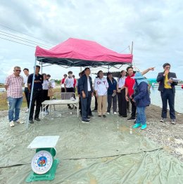 วันพฤหัสบดีที่ 29 พฤษภาคม 2568 เวลา 10.00 - 11.00 น. นายวนิชย์  โสวะนะปรีชา กรรมการหอการค้าฯ ร่วมกิจกรรมปล่อยคาราวานรับซื้อปลากะพงจากเกษตรกร ภายใต้โครงการ "แม็คโคร-โลตัส เคียงข้างเกษตรกรไทย" ณ บ่อเกษตรกร (คุณสุดารัตน์ พ่วงมณี) อ.บางปะกง จ.ฉะเชิง