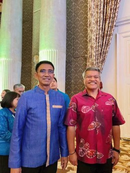 วันที่ 31 พฤษภาคม 2568 - 1 มิถุนายน 2568 ดร.จิตรกร เผด็จศึก ประธานอวุโส นายยุทธนา มาตเจือ ประธานหอการค้า นายจอมพงษ์ ชูทับทิม เลขาธิการ นายอาทร เสริมศักดิ์ศศิธร ประธานYEC ร่วมประชุมใหญ่หอการค้าภาค 5 ภาค ประจำปี 2568 ณ ห้องรอยัล จูบิลี่ บอลรูม ชั้น 1 อาคาร 