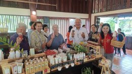 วันที่ 27 - 28 มิถุนายน พ.ศ. 2568 เวลา 9.00  18.30 น. นายบุญสืบ ชัยสายัณห์ รองประธานหอการค้า ร่วมอบรมเชิงปฏิบัติการ เพื่อเริ่มสร้างความรู้ความเข้าใจ การอนุรักษ์และพัฒนาย่านชุมชนเก่ามรดก จังหวัดฉะเชิงเทรา ณ ห้องประชุมทองเจ้าพัฒน์ ขั้น 4 อาคารเรียนรวมและอำน
