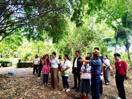 นายยุทธนา มาตเจือประธานหอการค้าและคณะกรรมการ ร่วมกิจกรรม"ชมผักในสวน ชวนทำขนม อบรมพืชกลับหัว"ในวันอาทิตย์ที่ 6 กรกฎาคม 68 เวลา 09.00 น. ผู้เข้าร่วมกิจกรรมพร้อมกัน ณ ศูนย์เรียนรู้เกษตรผสมผสาน smile lemon 09.05 น.มารู้จักศูนย์เรียนรู้ฯร่วมกัน..ผ่าน