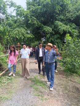 นายยุทธนา มาตเจือประธานหอการค้าและคณะกรรมการ ร่วมกิจกรรม"ชมผักในสวน ชวนทำขนม อบรมพืชกลับหัว"ในวันอาทิตย์ที่ 6 กรกฎาคม 68 เวลา 09.00 น. ผู้เข้าร่วมกิจกรรมพร้อมกัน ณ ศูนย์เรียนรู้เกษตรผสมผสาน smile lemon 09.05 น.มารู้จักศูนย์เรียนรู้ฯร่วมกัน..ผ่าน