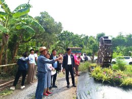 นายยุทธนา มาตเจือประธานหอการค้าและคณะกรรมการ ร่วมกิจกรรม"ชมผักในสวน ชวนทำขนม อบรมพืชกลับหัว"ในวันอาทิตย์ที่ 6 กรกฎาคม 68 เวลา 09.00 น. ผู้เข้าร่วมกิจกรรมพร้อมกัน ณ ศูนย์เรียนรู้เกษตรผสมผสาน smile lemon 09.05 น.มารู้จักศูนย์เรียนรู้ฯร่วมกัน..ผ่าน