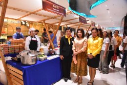 วันจันทร์ที่ 7 กรกฎาคม 2568 เวลา 13.30 น นายจอมพงษ์ ชูทับทิม  รองประธานหอการค้าฯ ร่วมพิธีเปิดกิจกรรมการแข่งขันรังสรรค์เมนูแห่งฉะเชิงเทรา ภายใต้โครงการยกระดับภูมิปัญญาสู่การรังสรรค์เมนูแห่งฉะเชิงเทรา  ณ ลานโปรโมชั่นหน้า TOP ชั้น 1 ศูนย์การค้าโรบินสันไลฟ์สไ