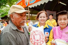 วันจันทรที่ 15 กันยายน 2568 เวลา 16.00 น. นายยุทธนา มาตเจือ ประธานหอการค้า คุณทนงศักดิ์ ทรัพย์เฟื่องฟู รองประธานหอการค้า  ร่วมงานทิ้งกระจาดประจำปี พ.ศ.2568 ประจำปี 2568 และแจกข้าวสารอาหารแห้งแก่ผู้ยากไร้ โรงเรียน - ชุมชน ณ ศาลเจ้าพ่อหลักเมืองฉะเชิงเทรา  ห