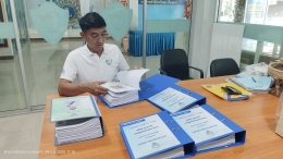 นายยุทธนา มาตเจือ ประธานหอการค้าจังหวัดฉะเชิงเทรา ตรวจข้อมูลเอกสารเตรียมส่งผลงานเข้ารับการพิจารณา รางวัล หอการค้ายอดเยี่ยม และรางวัลผู้ว่าราชการจังหวัด สำเภาทอง ประจำปี 2568