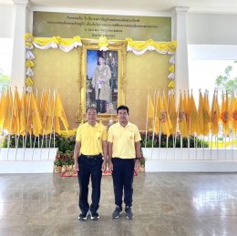 ประธานหอการค้าและคณะกรรมการ ร่วมกิจกรรมเดิน วิ่ง ปั่น ธงตราสัญลักษณ์งานเฉลิมพระเกียรติพระบาทสมเด็จพระเจ้าอยู่หัว เนื่องในโอกาสพระราชพิธีมหามงคลเฉลิมพระชนมพรรษา ๖ รอบ ๒๘ กรกฎาคม ๒๕๖๗ จุดที่ 1  เวลา 09.00 น. ประธานหอการค้าฯ ร่วมถือธงตราสัญลักษณ์ที่สะพานเทพห