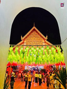 งามแต๊งามว่า แท็กชวนคู่ไปแขวนโคมกัน ️ "โคมแสนดวง" วัดพระธาตุหริภุญชัย จ.ลำพูน1 ปีมี 1 ครั้ง 